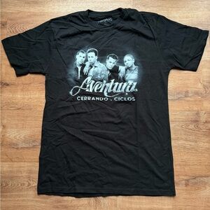 Aventura Black 'Cerrando Ciclos' Graphic Tee